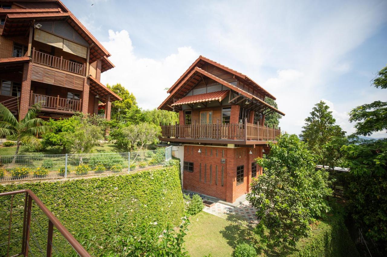 Red House The Garden Stay In Bukit Tinggi By Play ベントン エクステリア 写真