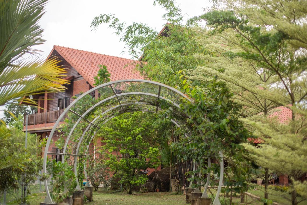 Red House The Garden Stay In Bukit Tinggi By Play ベントン エクステリア 写真